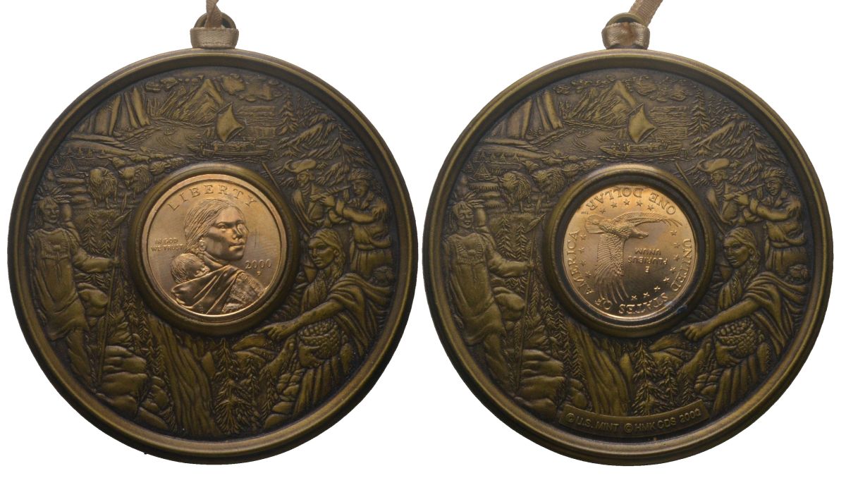 США медаль с впаянной 1 долларов монетой 2000 с сертификатом, в подарочной упаковке, Доллар Сакагавеи, вес 84,8 гр, диаметр 73,5 мм KM 310 медь плакированная марганцем и латунью 7-4-1-26