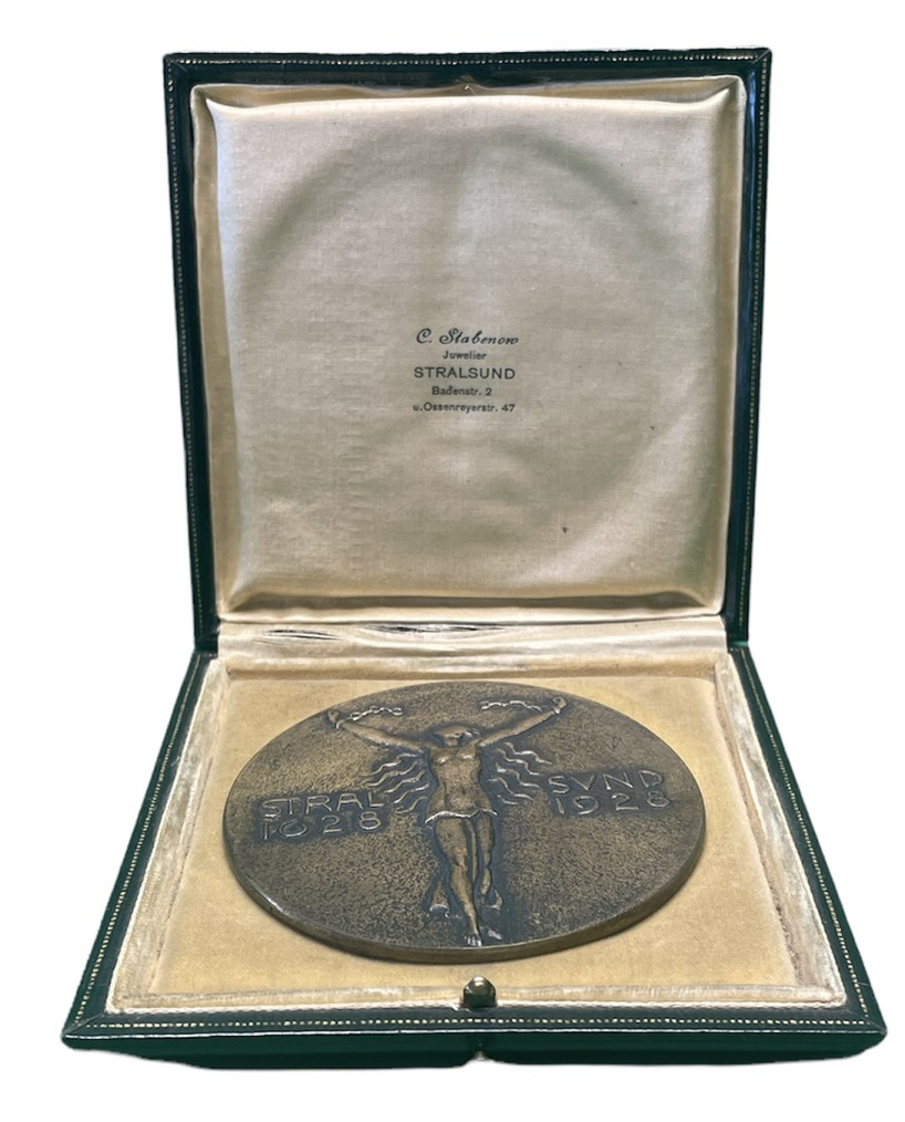 Померания медаль 1928 300 лет обороне Валленштайна, 78,5 мм, 131,8 гр, тираж 22 экземпляра, в оригинальной коробочке Hasselmann 258 бронза UNC 4-3-5-17