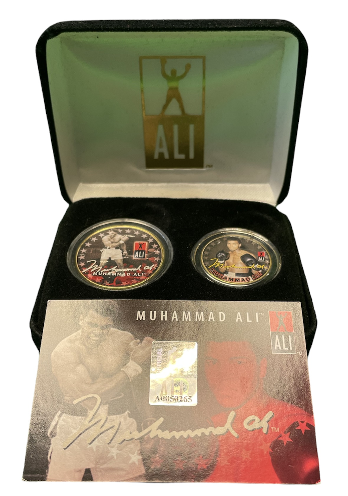 США набор из двух монет посвящённых Мухаммеду Али 1/2 доллара Кеннеди и 25 центов Нью-Йорк, с сертификатом в коробке, позолота, цветная эмаль медь плакированная медно-никелем UNC 3-4-1-8