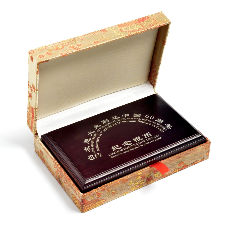 Китай и Канада, набор из 2 монет: 10 юаней 1998 и 5 долларов 1998, 60 лет прибытию канадского хирурга Нормана Бетьюна в Китай, в оригинальной коробке с сертификатом, встречаются только в PROOF наборах KM 1157, 316 серебро PROOF 4-3-2-03