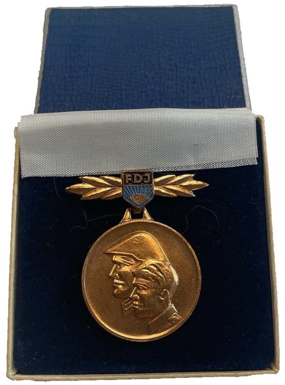 ГДР вера и действия по защите ГДР  в оригинальном футляре  бронза 3-4-4-12