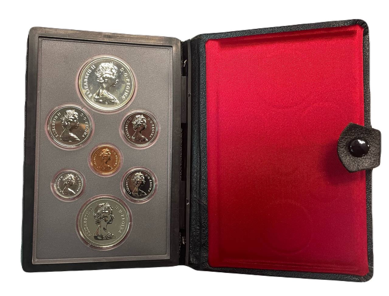 Канада набор из 7 монет (1, 5, 10, 25 и 50 центов; 1 доллар) 1979 300 лет кораблю "Грифон", в оригинальной упаковке, с сертификатом подлинности KM 59, 60.2, 77, 74, 75.3, 120.1 и 124 , BU 8-1-05-04