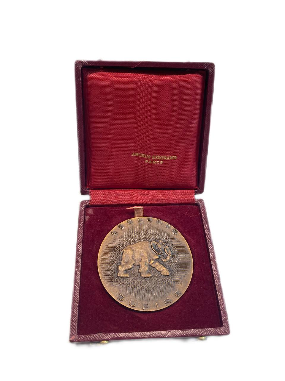 Франция медаль компании "Leclercq-Dupire" - прядильная и ткацкая компания 1957 слон, в оригинальной упаковке с бархатом, вес 95,3 гр, диаметр 60 мм бронза 3-4-6-04