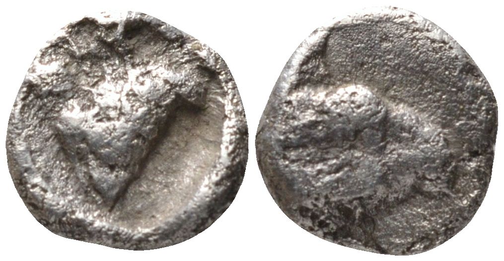 Древняя Греция, Кария тартеморион (1/4 обола) IV в. до н.э. голова льва / голова барана, 0,23 гр SNG Kayhan 988 серебро 1073-9-56