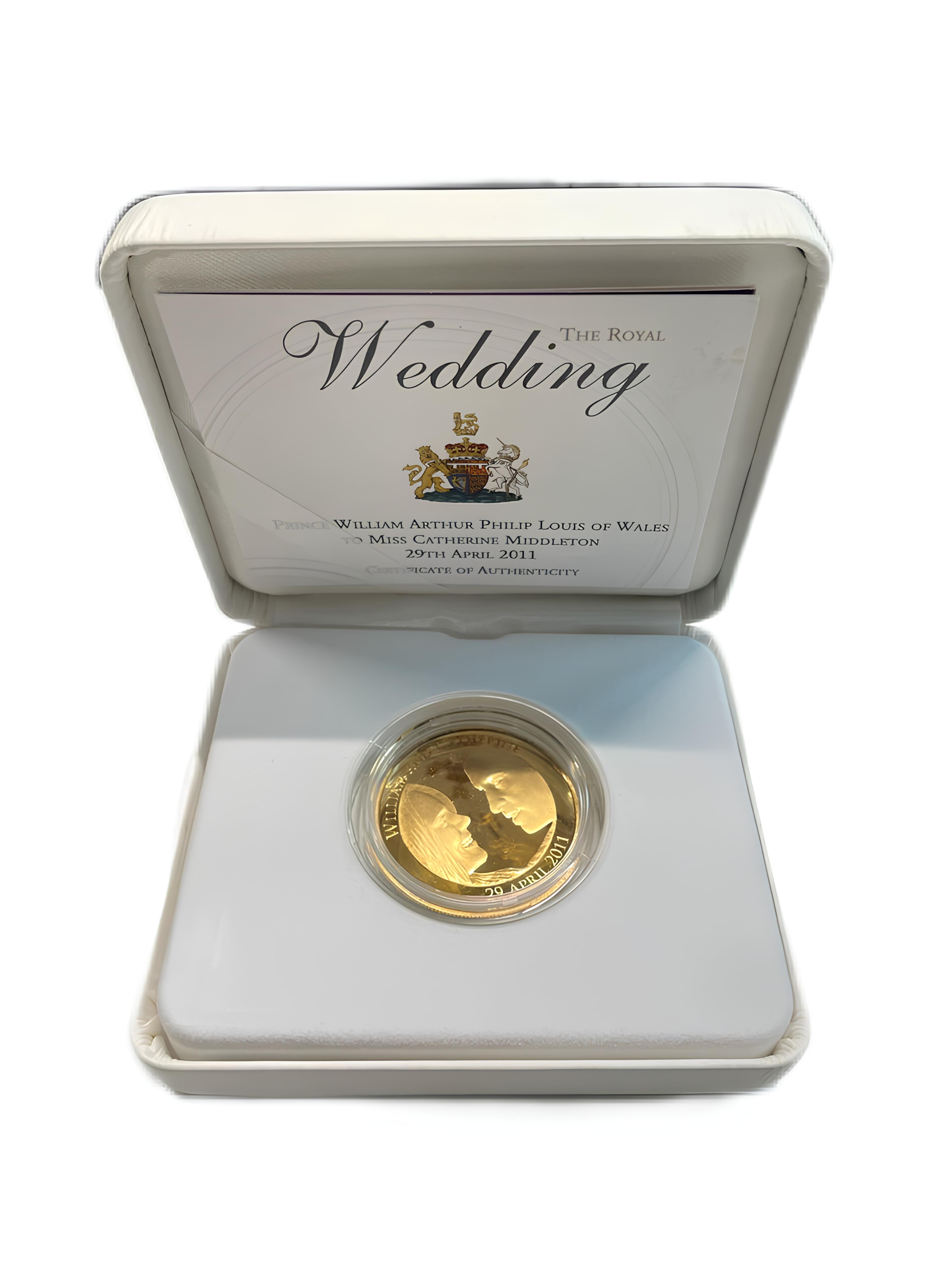 Великобритания 5 фунтов 2011 Елизавета II (1952-2022), королевская свадьба принца Уильяма и Кэтрин (Кейт) Миддлтон, в оригинальной коробке KM 1203b, Spink L22 позолота, серебро PROOF 8-2-04-17