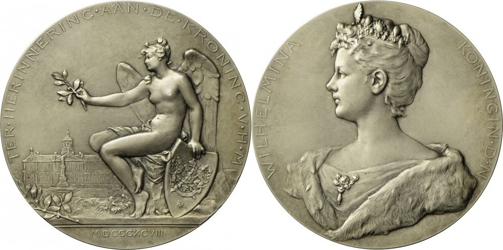 Нидерланды медаль 1898 на коронацию Вильгельмины (1890-1948), обнаженная ангел-женщина на фоне королевского дворца, 62 мм, 84 гр. серебро 00-00