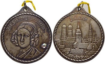 ГЕРМАНИЯ МЕДАЛЬ ND ГОРОД МЮНХЕН, ПРЕКРАСНОЙ МЮНХЕНКЕ (DIE SCH?NE M?NCHNERIN), ДИАМЕТР 42 ММ., СО СТРАЗОМ И КОЛЬЦОМ ДЛЯ НОШЕНИЯ белый металл 1071-10-42