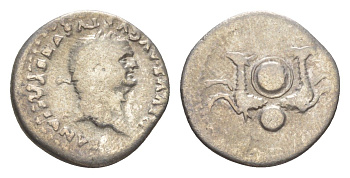 Римская Империя денарий 80 Веспасиан (посмертная чеканка при Тите), DIVVS AVGVSTVS VESPASIANVS, голова императора/S C, два козерога, щит, Рим RIC 357 серебро 1073-1-35