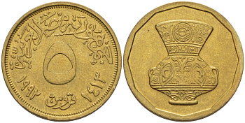 Египет 5 пиастров 1992 АН1413, декоративная ваза KM 731 латунь 31-134