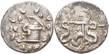 Иония, Эфес тетрадрахма (кистофорная) 90-80 гг. до н.э. священная циста со змеей, вокруг венок из плюща / две змеи обвивающие горит, справа факел, монограммы, вес 12,59 г SNG Copenhagen 320 var. серебро 00-821-47