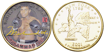 США набор из двух монет посвящённых Мухаммеду Али 1/2 доллара Кеннеди и 25 центов Нью-Йорк, с сертификатом в коробке, позолота, цветная эмаль медь плакированная медно-никелем UNC 3-4-1-8