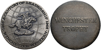 США медаль 1966 100 ЛЕТ ЛИДЕР ПРОДАЖ WINCHESTER TROPHY (1866-1966), диаметр 50 мм. белый металл 01-169-21-3