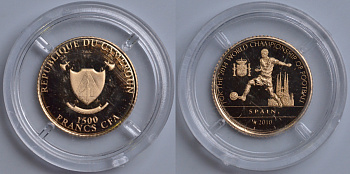 КАМЕРУН 1500 ФРАНКОВ 2014 ЧЕМПИОНАТ МИРА ПО ФУТБОЛУ - 2014, ИСПАНИЯ - ГОДЫ ЧЕМПИОНСТВА, ИГРОК С МЯЧОМ НА ФОНЕ СОБОРА САГРАДА ФАМИЛИЯ KM NEW золото PROOF 00-000-00