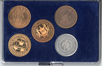 Нидерланды набор из 5 жетонов 1977, 1978, 1979 и 1981 1- 1 дуит, Девентер - 500 лет печати, томпак; 2 - 1 леувендалер, Грунло - 700 лет, томпак; 3 - 1 беммельтье, Беммель - 800 лет, томпак; 4 - 1 леувенгрут, 100 лет федерации футбола канады, медь алюминий