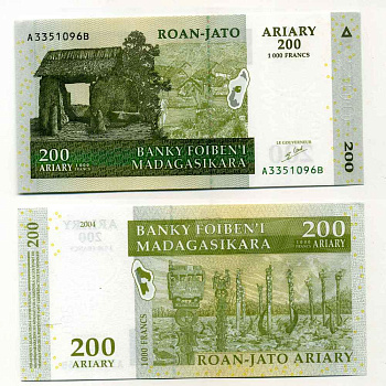 Мадагаскар 200 ариари (1000 франков) 2004 деревенские хижины, скульптуры Алоало, подпись 5 Pick 87 а бумага UNC (пресс) 8589-33-2-2