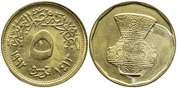 Египет 5 пиастров 1992 АН1413, декоративная ваза KM 731 латунь 4393-1153