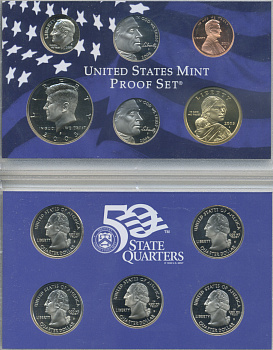 США 2 ОФИЦИАЛЬНЫХ НАБОРА В ОДНОМ 2005 S, ДВА ПРУФСЕТА В ПЛАСТИКОВЫХ КОРОБКАХ, РЕГУЛЯРНЫЙ ЧЕКАН И 5 КВОТЕРОВ ШТАТЫ, В ОРИГИНАЛЬНОЙ КОРОБКЕ С СЕРТИФИКАТОМ PROOF 3-6-2-4