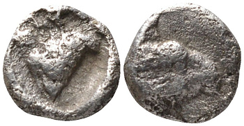 Древняя Греция, Кария тартеморион (1/4 обола) IV в. до н.э. голова льва / голова барана, 0,23 гр SNG Kayhan 988 серебро 1073-9-56